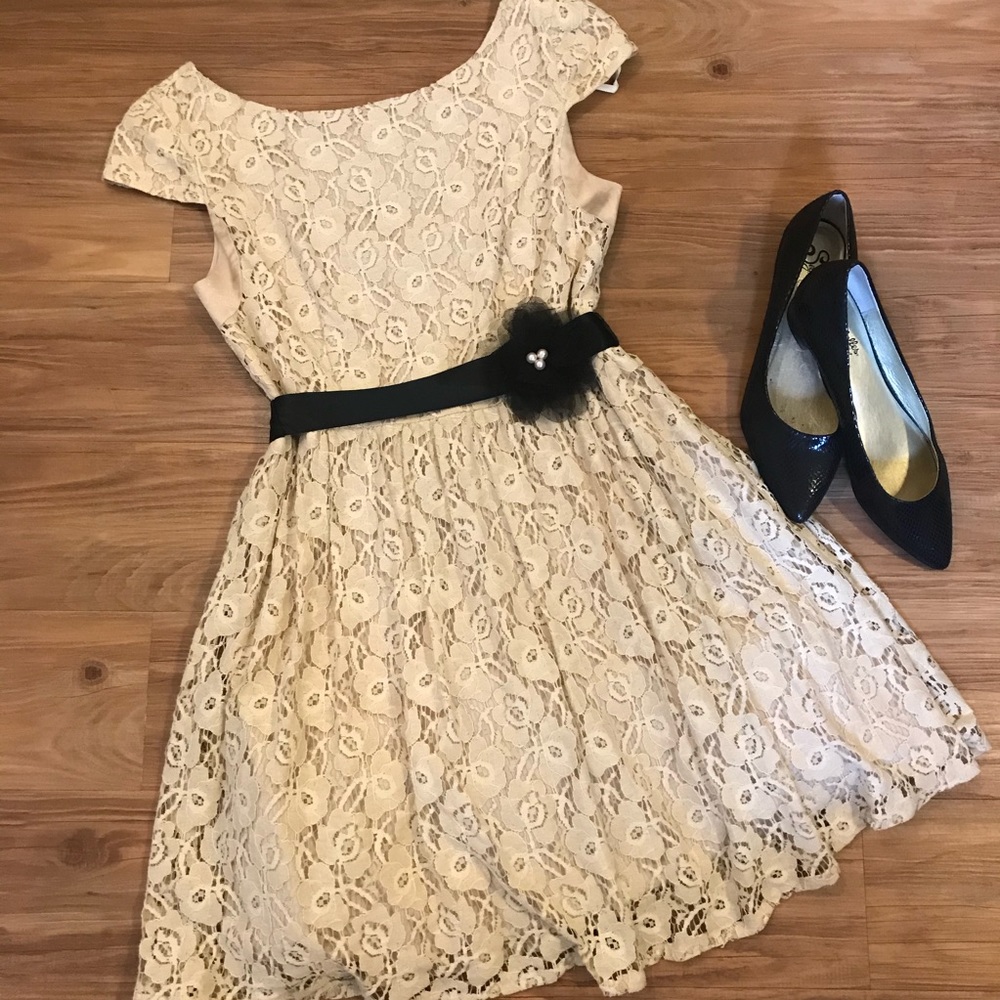 EUC Cream Lace Flower Tea Dress Sz Large